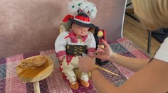 Monika fotí novorodencov v krojoch. Jej tvorba obletela svet