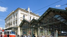 VIDEO: Mladík sa pokúsil na zastávke v Prahe napadnúť tehotnú ženu. Tvrdo však zasiahol okoloidúci cudzinec