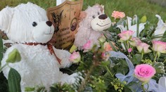 More sĺz na pohrebe malej Oliwie († 3). Posledné zbohom jej prišiel dať aj otec