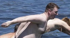 Toto schováva Sam Smith pod oblekom. Tehličky to nie sú