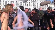 Polícia zatkla mladomanželov: Sobášili sa v centre mesta kompletne nahí