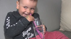 Malý Kevin je závislý od vody. Starostlivosť o takéto dieťa je mimoriadne náročná