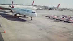VIDEO: Príliš úzka dráha? Na istanbulskom letisku lietadlo zavadilo krídlom o chvost druhého