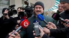 Vodu káže, víno pije? Kotleba niektoré svoje sľuby prehodnotil