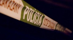 V bratislavskej Dúbravke sa po zrážke s autom vykoľajila električka. Vodič vozidla skončil v nemocnici