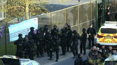 VIDEO: Útok na britskej škole: Z učiteľa je hrdina, vrhol sa na ozbrojeného mladíka (18)