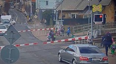 Na červenú a cez spustené závory. Učiteľky hnali deti cez koľajnice, aby stihli vlak