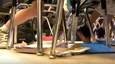 Dievčatko našlo v batohu spolužiačky vrecúško s kokaínom. Strčilo si ho do úst