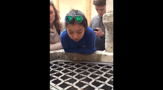 Dievča sa nahlo nad studňu a začalo spievať. Naskočia vám zimomriavky