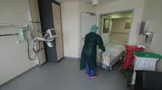 Vo svete neexistuje jednotné pravidlo, koho považovať za obeť covidu
