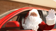 Kuriózna nehoda v Nemecku. Opitý muž v obleku Santa Clausa autom nabúral do domu
