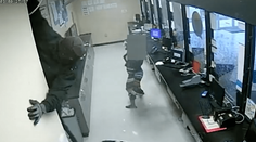 VIDEO: Zlodeji sa k trezoru dostali cez strop. Z firmy si odniesli obrovskú sumu peňazí