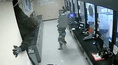 VIDEO: Zlodeji sa k trezoru dostali cez strop. Z firmy si odniesli obrovskú sumu peňazí