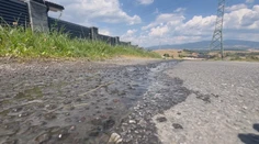 Sucho sužuje aj Detvu, no spod asfaltu im vyteká voda. Opráv sa nevedia dočkať