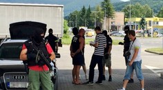 Muž chcel zaútočiť na dvojicu ľudí vidličkou. Kukláči mu to spočítali