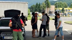 Muž chcel zaútočiť na dvojicu ľudí vidličkou. Kukláči mu to spočítali