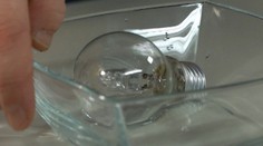 Pokus z Dobre vedieť: Čo sa stane, keď dáte do mikrovlnky žiarovku v miske vody?