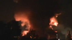 Obrovský požiar vypukol v továrni ropného gigantu Shell