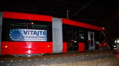 OBRAZOM: V Petržalke sa vykoľajila električka