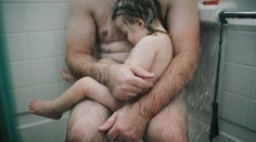 Silné posolstvo fotky nahého otca so synom. Mnohí však žiadajú o jej odstránenie