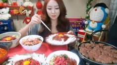 Žena jedáva pred kamerami. Dostáva za to veľké peniaze