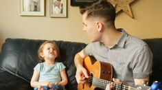 Štvorročné dievča valcuje internet. Jej spev musíte počuť aj vy