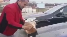 Tak toto nemohol myslieť vážne. Luxusného tátoša si leštil mačkou