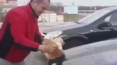 Tak toto nemohol myslieť vážne. Luxusného tátoša si leštil mačkou