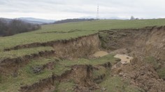 V okolí Prievidze sa vytvárajú v zemi trhliny. Ak do nej spadnete, hrozí, že vás ani nenájdu