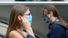 Rúška v Česku sa napriek určitým zmätkom vracajú do života ľudí