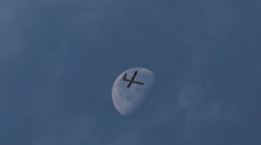 Irán vypálil na Izrael desiatky dronov v troch vlnách. Jeruzalemom sa ozývali výbuchy