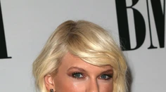 Z plochej dráhy plný dekolt. Výstrih Taylor Swift vyvolal diskusiu