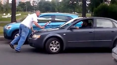 Šialenec zaútočil sekerou na auto s dvomi deťmi. Krik sa šíril celou ulicou