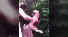 Kamarátku sotila z mosta, lebo sa bála skočiť. Dievča (16) takmer prišlo o život