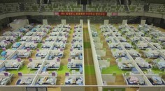 Prísny lockdown v Šanghaji je priveľa už aj na trpezlivých Číňanov. Po zotmení kričia z okien