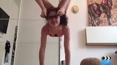 Táto žena asi nemá kosti. Nohami si dala na tvár slnečné okuliare