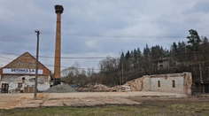 VIDEO: Pri Prešove odpálili vyše 100-ročný komín. Zaťažovalo ho bocianie hniezdo