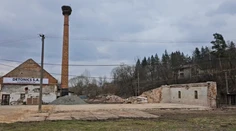VIDEO: Pri Prešove odpálili vyše 100-ročný komín. Zaťažovalo ho bocianie hniezdo
