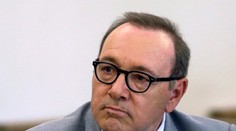 Kevina Spaceyho obvinili z toho, že sexuálne napadol troch mužov