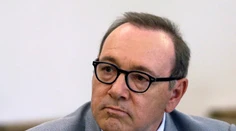 Kevin Spacey sa nakoniec postaví pred súd, obvinený je zo sexuálneho obťažovania