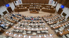 Poslanci opäť odsunuli voľbu kandidátov na ústavných sudcov