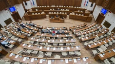 Poslanci si po rokoch nezmrazili platy. V roku 2019 si poriadne prilepšia
