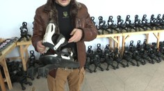 Ukrajinský podnikateľ vyrába protimínové topánky, ktoré vojakom zachraňujú končatiny. Opísal nám, ako fungujú