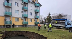 FOTO: Ľudia v Galante neverili vlastným očiam. Medzi panelákmi sa prepadla zem a vytvorila veľký kráter