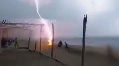 VIDEO: Desivé zábery z pláže. Po priamom zásahu bleskom zomreli dvaja ľudia