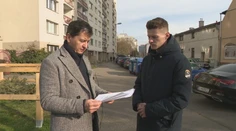 Má v Bratislave viacero nehnuteľností, no odstaviť auto nemôže pri každej. Na vine je parkovacia politika