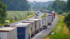 Na diaľnici D2 horí kamión, doprava z Česka je obmedzená