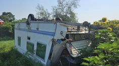 Nehoda na D1 pred Bratislavou. Zrazil sa tu kamión s karavanom a autom