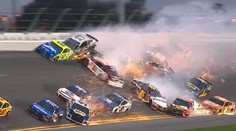 Na pretekoch Daytona 500 sa poriadne iskrilo. Do hromadnej zrážky sa zapojilo 21 áut
