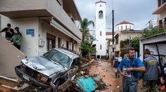 Záplavy na Kréte zmietli autá do mora, obyvateľov vyhnali na strechy